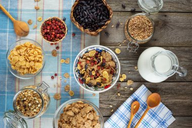 Çilek ve müsli ile sağlıklı kahvaltı