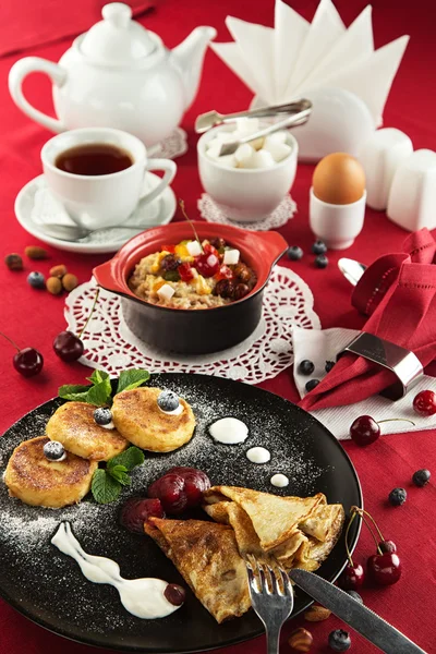 Frühstück mit Pfannkuchen, Käsekuchen und Haferbrei — Stockfoto