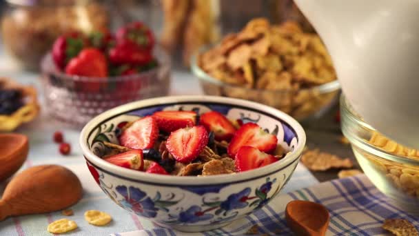 健康与草莓和牛奶什锦早餐 — 图库视频影像