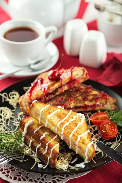 Frühstück mit frittiertem Brot und Tee — Stockfoto