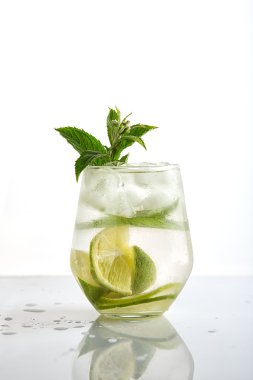 Mojito kokteyli beyaz arka planda izole edildi