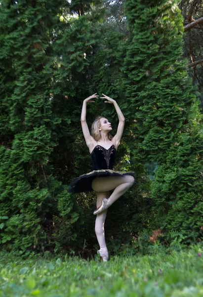 Bailarina dançando no jardim de verão — Fotografia de Stock