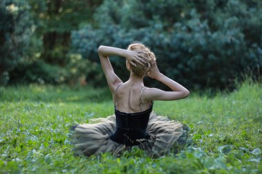 Oturma ve yaz Park çimenlerin üzerinde dinlenme güzel kız