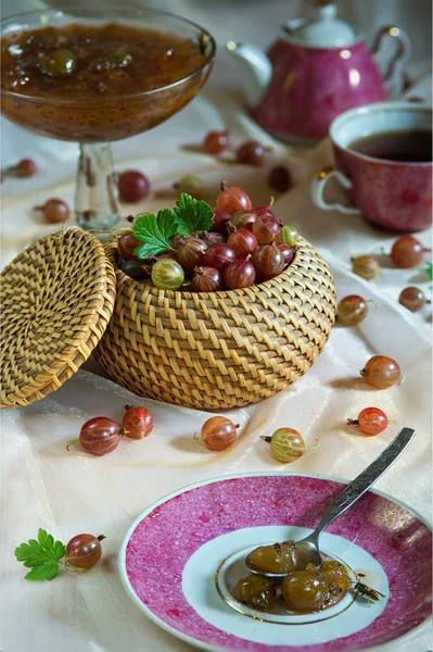 Panier de groseille rouge mûre et confiture sur une table dressée pendant l'heure du thé — Photo