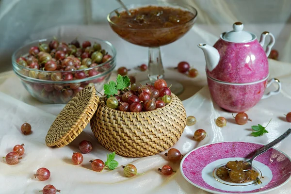 Panier de groseille rouge mûre et confiture sur une table dressée pendant l'heure du thé — Photo