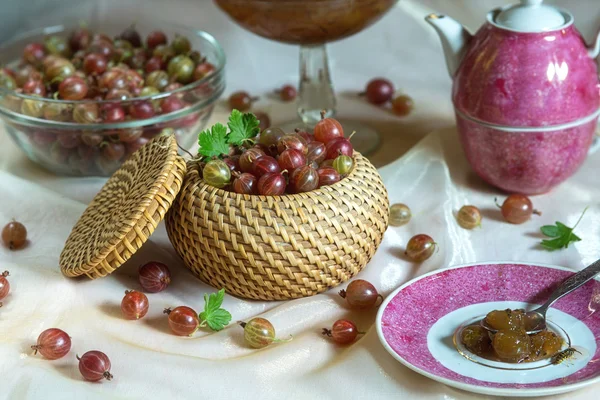 Panier de groseille rouge mûre et confiture sur une table dressée pendant l'heure du thé — Photo