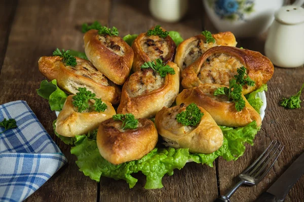 Torte aperte al forno con ripieno di pesce su foglie di lattuga — Foto Stock