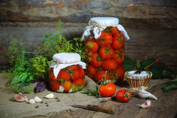 Conservation des tomates dans des pots sur une surface en bois — Photo