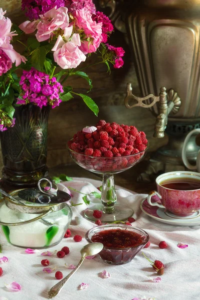 Tea Party avec samovar, framboise et confiture dans un style rustique — Photo