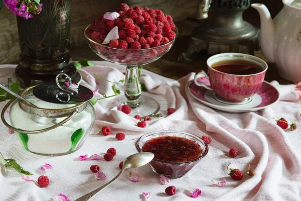 Tea Party avec samovar, framboise et confiture dans un style rustique — Photo