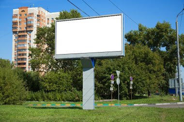 Yolun yakınında bir sokakta boş billboard