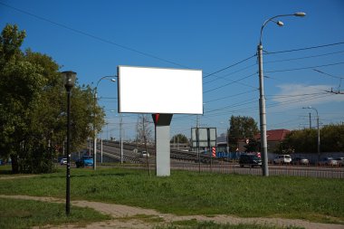 Yolun yakınında bir sokakta boş billboard