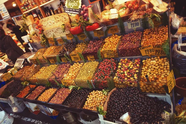 Istanbul, Turkije - 15 April 2015: Rijk assortiment van ingemaakte olijven in de markt van de kruidenier in Istanbul — Stockfoto