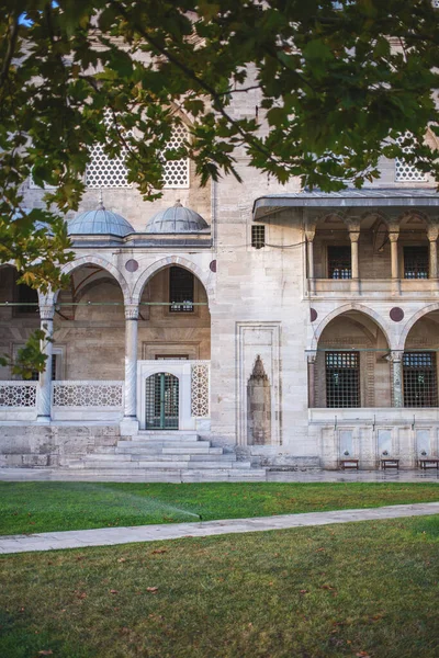 De manhã cedo no jardim da mesquita Suleymaniye Complexo — Fotografia de Stock