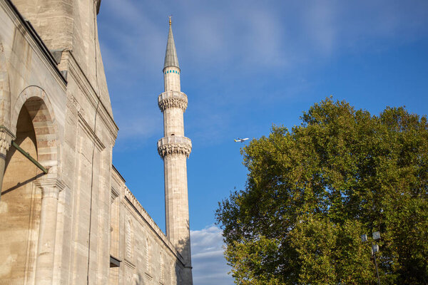 Ранним утром в саду комплекса мечети Сулеймание