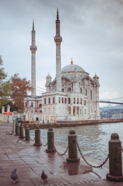 İstanbul 'da Boğaziçi Köprüsü ile Ortakoy Camii' nin resmi