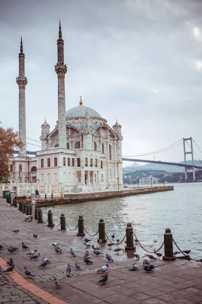 Imagem da Mesquita de Ortakoy com a Ponte Bosphorus em Istambul — Fotografia de Stock