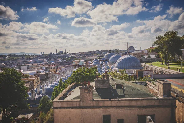 Панорамный вид на Стамбул, Турция. Стамбул через купола и дымоходы мечети Сулеймание — стоковое фото