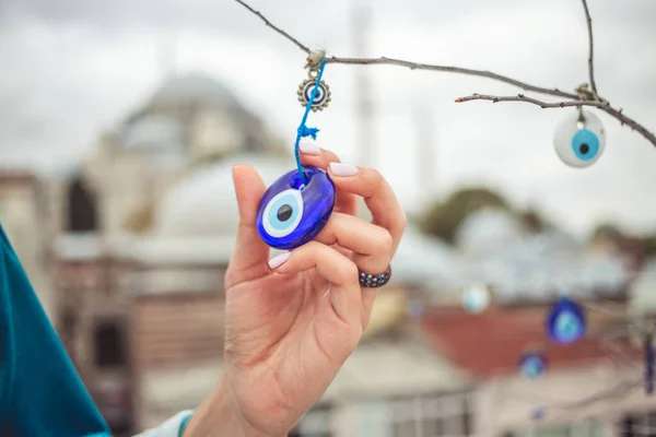 Turks amulet van het kwade oog Nazar van de meisjes hand — Stockfoto