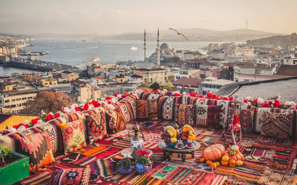 Prachtig panoramisch uitzicht op Istanbul vanaf hoog terras versierd traditionele kleurrijke sierkussens — Stockfoto