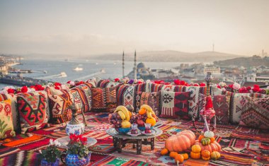 İstanbul 'un büyük panoramik manzarası terastan geleneksel renkli süs yastıklarından dekore edilmiştir.