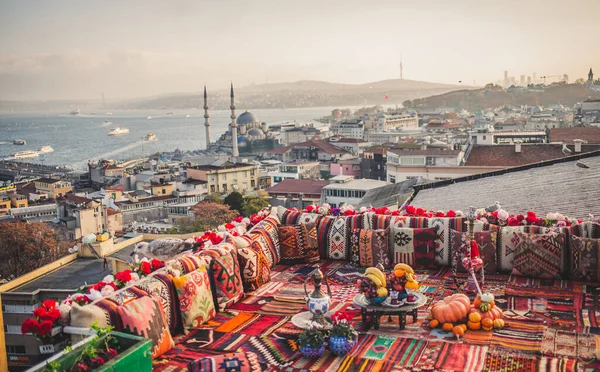 Great panoramic view of Istanbul from high terrace decorated traditional colorful ornamental pillows — Stock Photo, Image