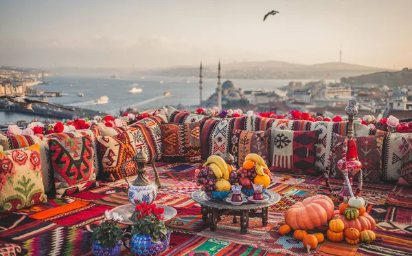 İstanbul 'un büyük panoramik manzarası terastan geleneksel renkli süs yastıklarından dekore edilmiştir.