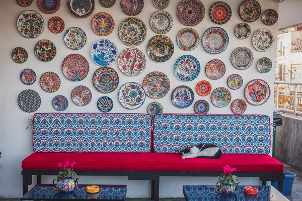 Милый уголок в интерьере в турецком стиле с декоративной керамикой — стоковое фото