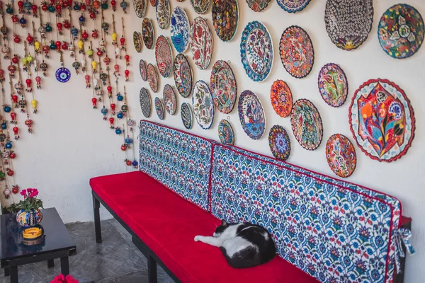 土耳其风格内饰有装饰性陶瓷的可爱角落 — 图库照片