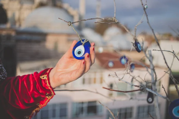 Turks amulet van het kwade oog Nazar van de meisjes hand — Stockfoto