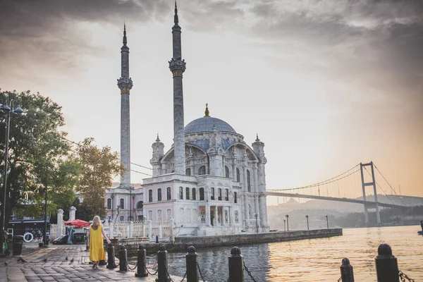 Vista da Mesquita Ortakoy com Ponte Bosphorus em Istambul — Fotografia de Stock