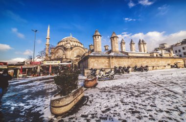 Karlı kış gününde Büyük Pazar 'ın yanındaki Nuruosmaniye Camii manzarası