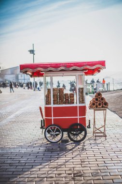 İstanbul caddesinde geleneksel Türk simidi satışı