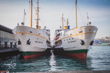 Karaköy 'de toprak seti ve yolcularını bekleyen iki yolcu feribotu.