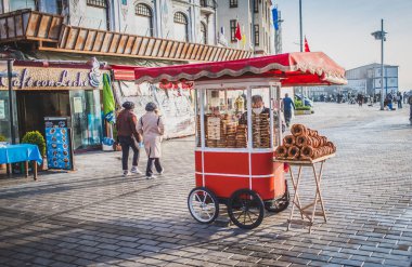 İstanbul caddesinde geleneksel Türk simidi satışı