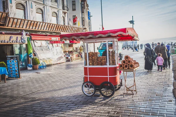 Соль традиционного турецкого багеля симит из картона на улице Стамбула — стоковое фото