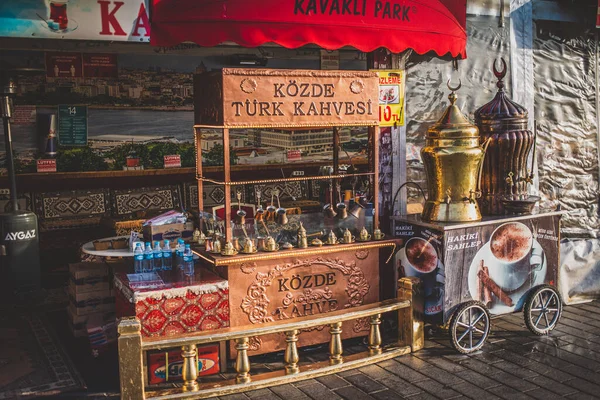 Открытое кафе и прилавок для приготовления традиционного турецкого кофе на углях — стоковое фото