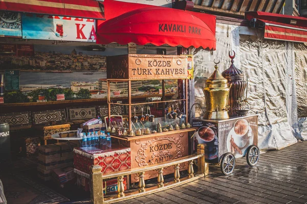 Outdoor cafe en balie voor het maken van traditionele Turkse koffie op kolen — Stockfoto