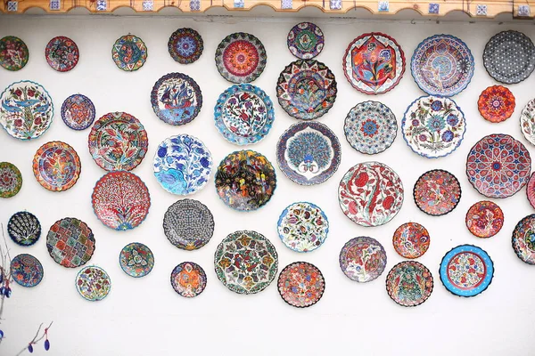 Традиционные турецкие тарелки ручной работы, висящие на стене — стоковое фото