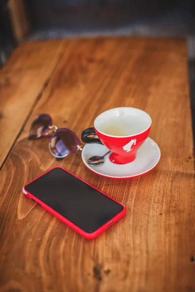 A smart phone with a cup of coffee and sunglasses — Stock Photo, Image