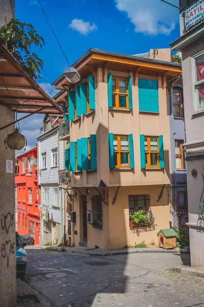 Calle de piedra tradicional y casas en la zona de Balat. Balat es una atracción popular en Estambul — Foto de Stock