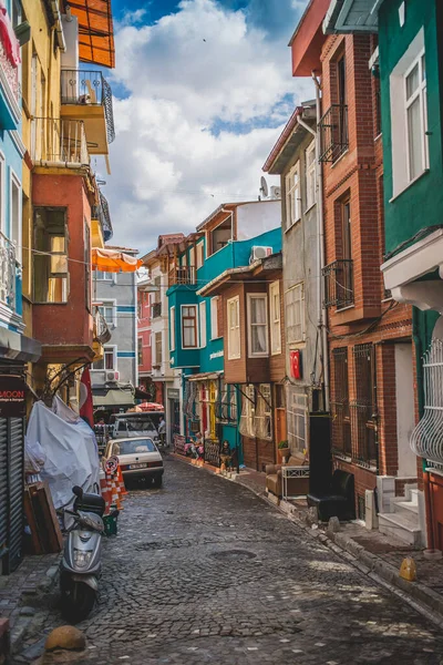 Calle de piedra tradicional y casas en la zona de Balat. Balat es una atracción popular en Estambul — Foto de Stock