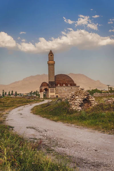 Мечеть Кая Челеби как часть комплекса в замке Ван — стоковое фото