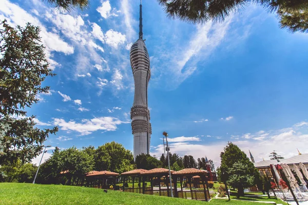 Nova Kucuk Camlica TV Radio Tower, uma torre de telecomunicações com decks de observação e restaurantes — Fotografia de Stock