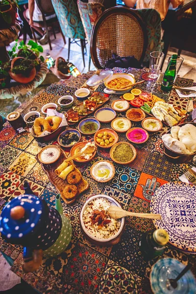 Traditionell bunter türkischer Frühstückstisch im Restaurant — Stockfoto