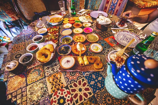 Traditionell bunter türkischer Frühstückstisch im Restaurant — Stockfoto