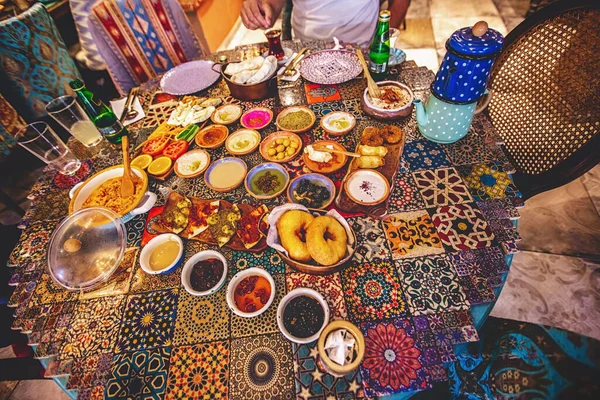 Traditionele kleurrijke Turkse ontbijttafel in het restaurant — Stockfoto