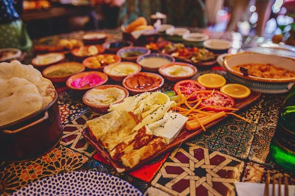 Mesa de desayuno tradicional turca colorida en el restaurante — Foto de Stock