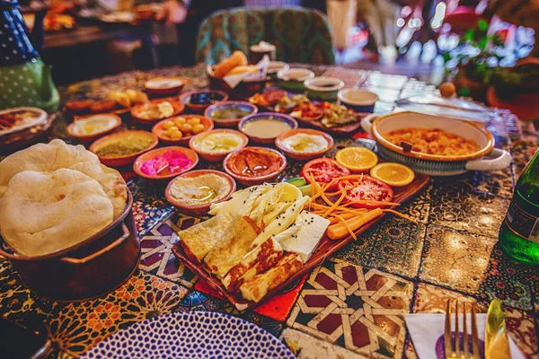 Hagyományos színes török reggeli asztal az étteremben — Stock Fotó