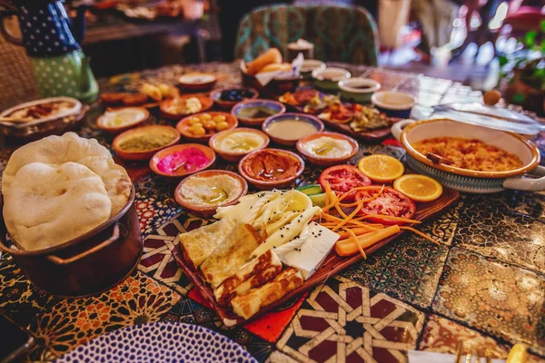 Традиционный красочный турецкий завтрак в ресторане Лицензионные Стоковые Изображения